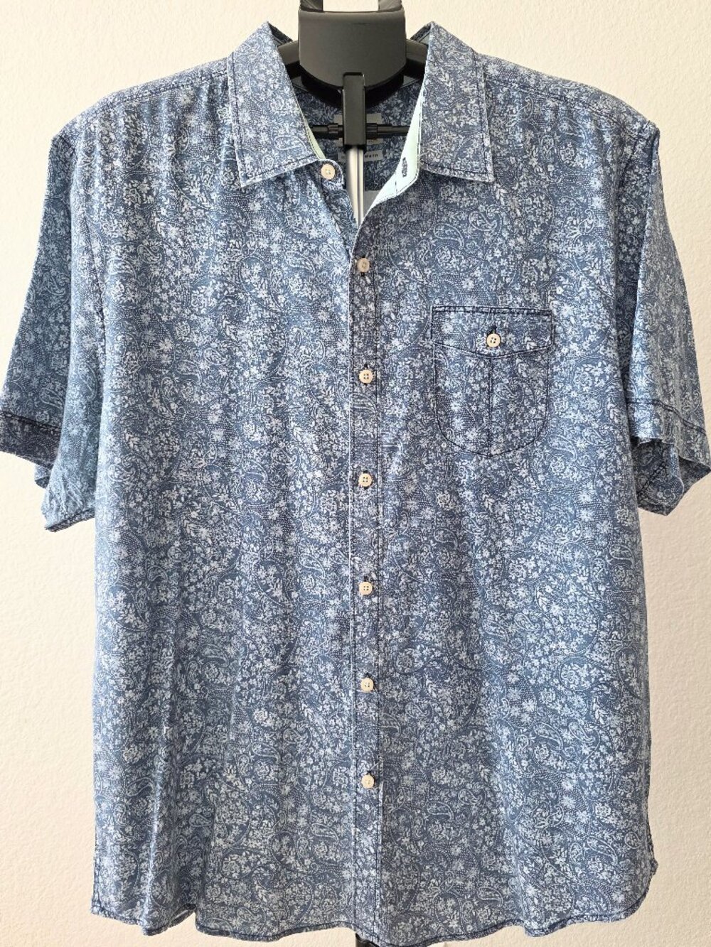 TOMMY BAHAMA JEANS  MEN XL SHORT SLEEVE SHIRT IN BLUE PAISLEY PRINT